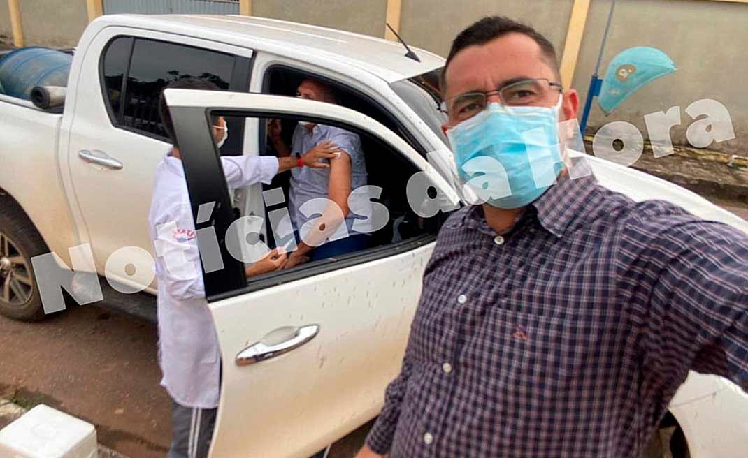 Aos 69 anos, Hildebrando Pascoal toma a primeira dose da vacina anticovid